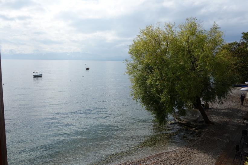 Utsikten över Lake Ohrid från Potpes beach restaurant, Ohrid.