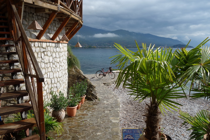 Utsikten över Lake Ohrid från Potpes beach restaurant, Ohrid.