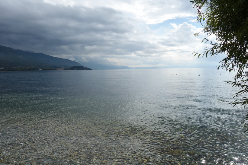 Utsikten över Lake Ohrid från Potpes beach restaurant, Ohrid.