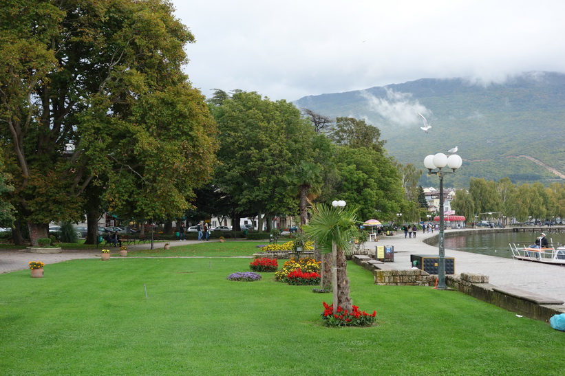 Den fina promenaden vid Lake Ohrid i centrala Ohrid.