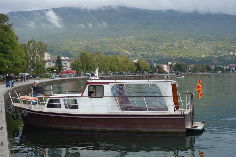 Båt för guidade turer på Lake Ohrid, centrala Ohrid.