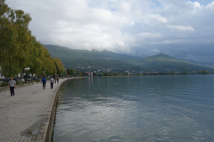 Den fina promenaden vid Lake Ohrid i centrala Ohrid.