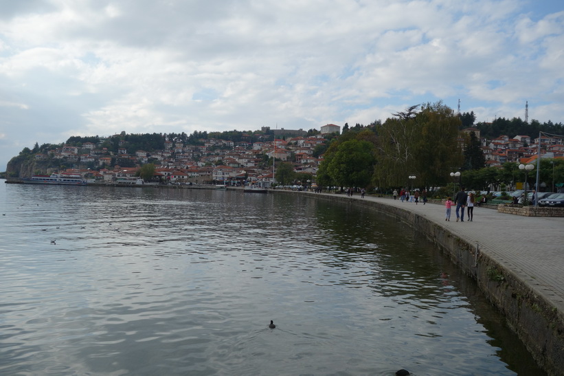 Den fina promenaden vid Lake Ohrid i centrala Ohrid.