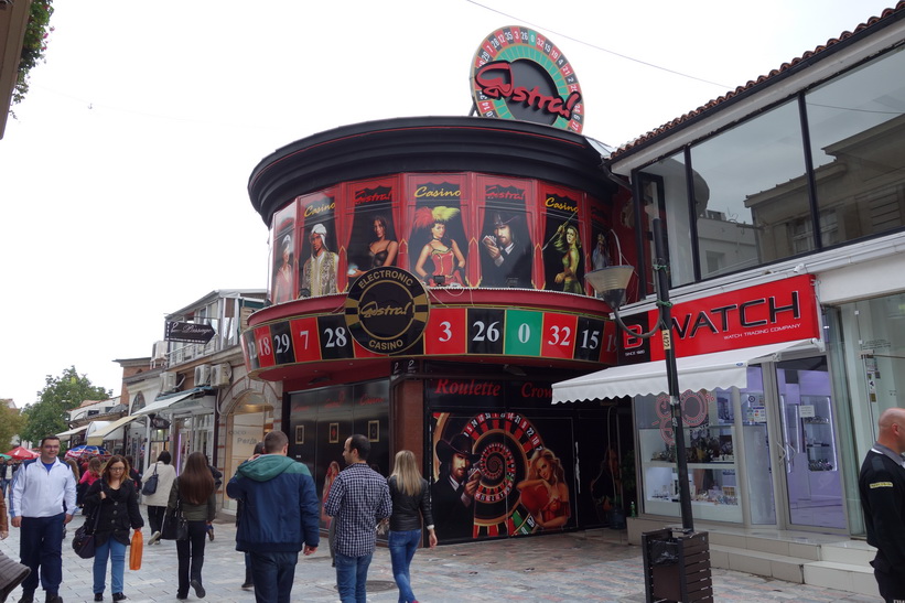 Casino längs gågatan i centrala Ohrid.