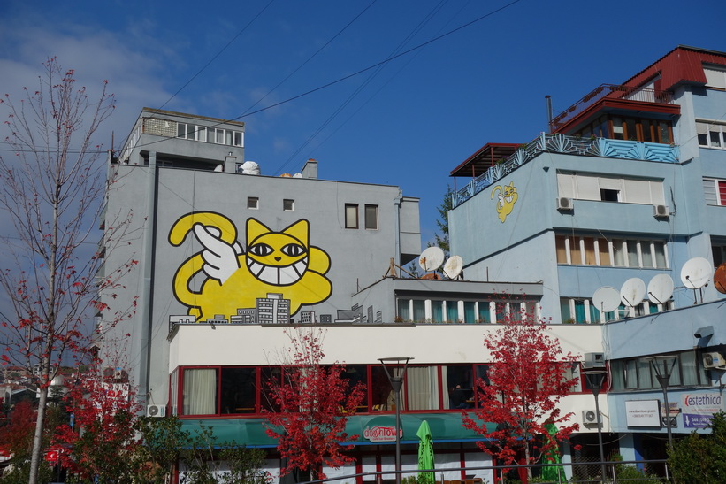 Häftiga väggmålningar i central Pristina.