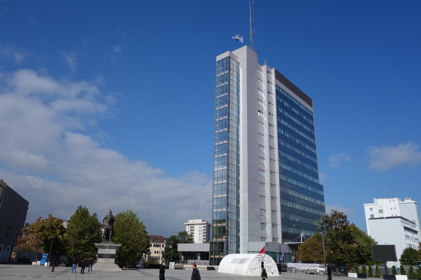 Regeringsbyggnad vid Skanderbeg square, centrala Pristina.