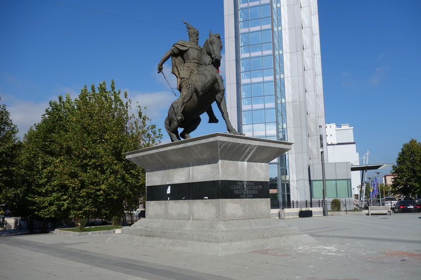 Skanderbeg-statyn, Skanderbeg square, centrala Pristina.