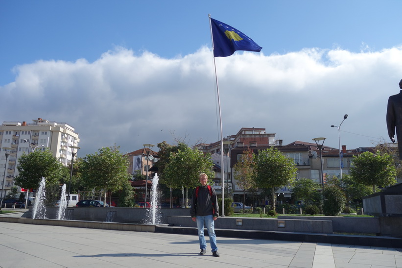 Stefan framför Kosovos flagga, Ibrahim Rugova Square, Pristina.