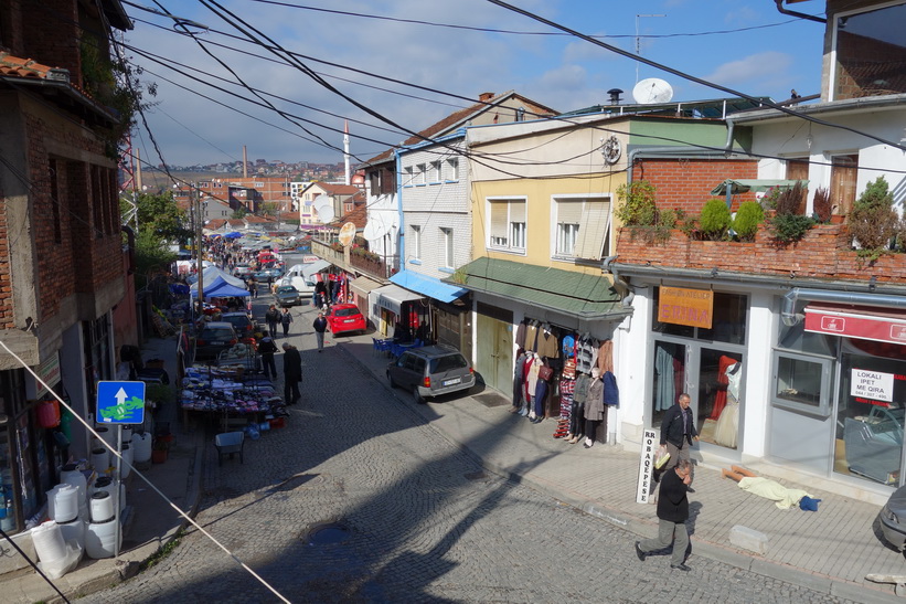 Gatuscen i centrala Pristina.