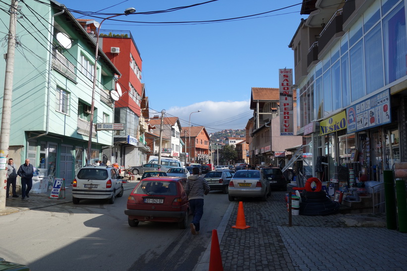 Gatuscen i centrala Pristina.