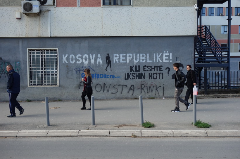 Gatuscen i centrala Pristina.