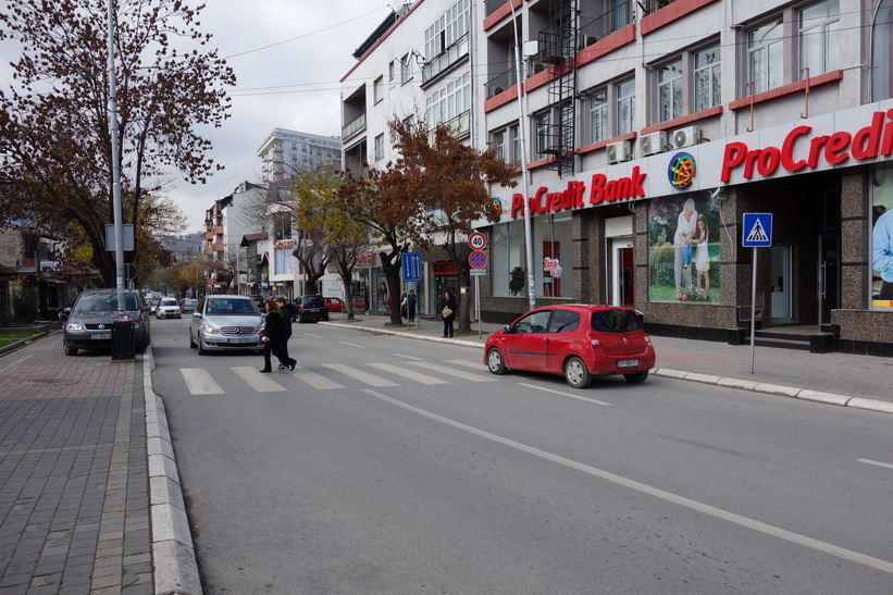 Gatuscen i centrala Pristina.