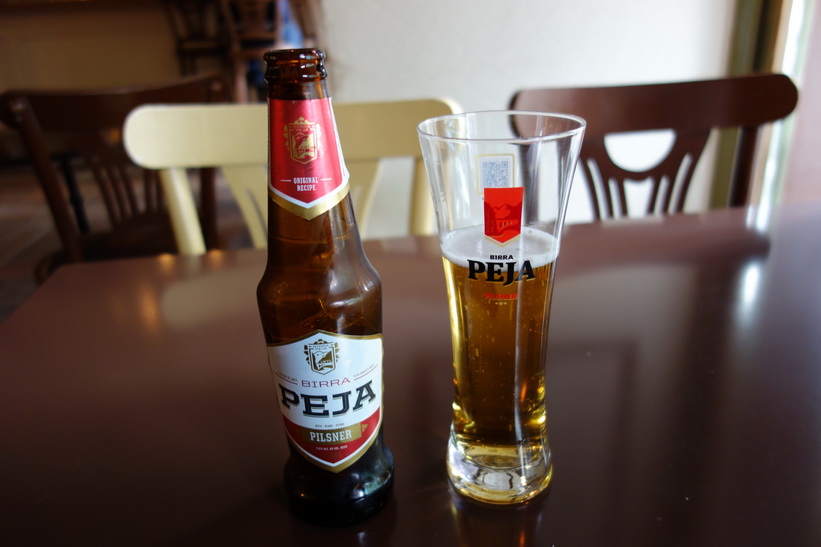 Test av Kosovos enda (?) ölsort på restaurang De Rada Brasserie, Pristina.