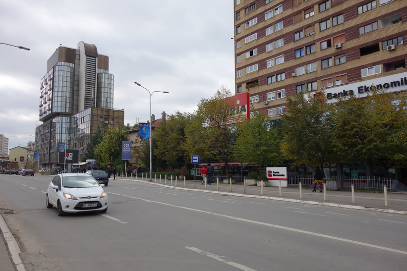 Gatuscen i centrala Pristina.
