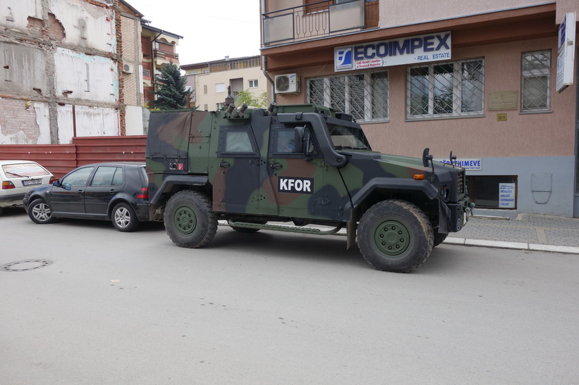 KFOR-jeep i centrala Pristina. Sedan 1999 är Kosovo under FN-administration.