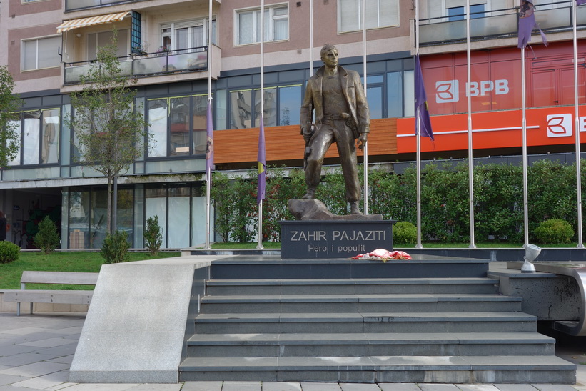 Staty av Zahir Pajaziti längs Mother Teresa Boulevard, Pristina. Zahir Pajaziti var befälhavare i Kosovo Liberation Army och dog i en eldstrid 1997.