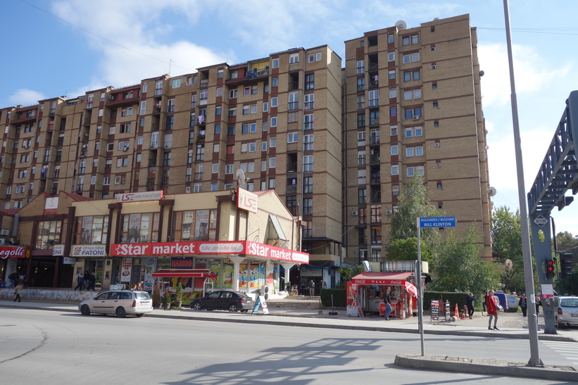 Bostäder längs Clinton Boulevard, Pristina.