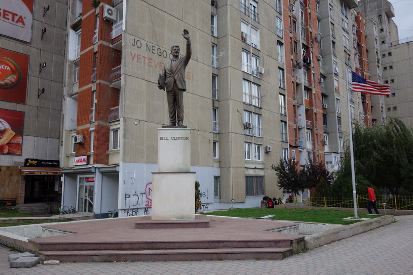 Bill Clinton, Clinton Boulevard, Pristina.