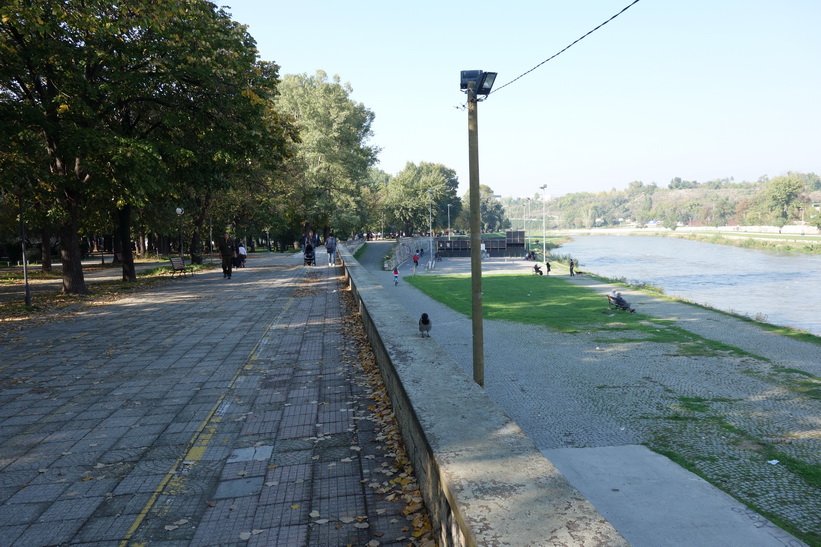 Promenaden vid floden Vardar i centrala Skopje.