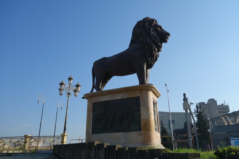 Staty vid bro över floden Vardar i centrala Skopje.