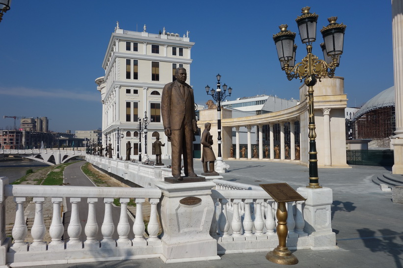 En av många statyer på Skopje Art Bridge.