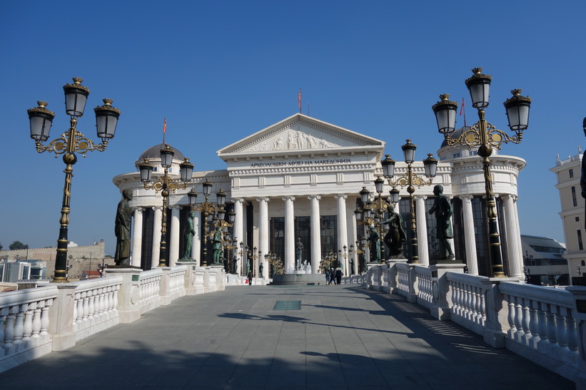 Skopje Eye Bridge med Archaeological Museum Of Macedonia i bakgrunden.