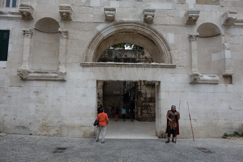 Golden gate bevakad av romare, Diocletianus palats, Split.
