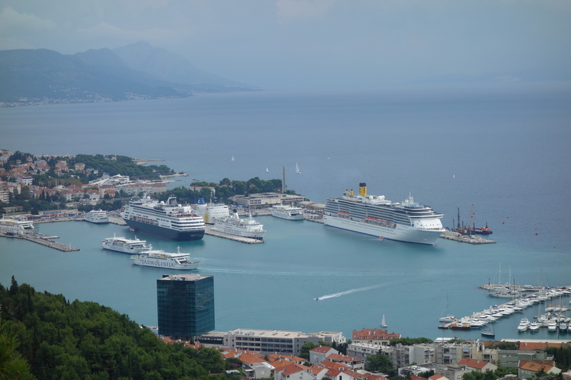 Utsikt över hamnen i Split från Telegrin, 178 meter över havet.