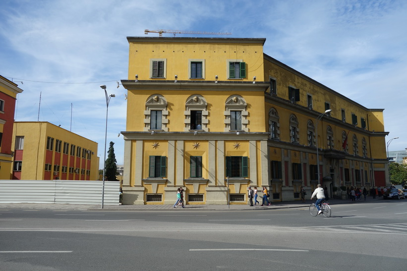 Regeringsbyggnad vid Skanderbeg Square i centrala Tirana.