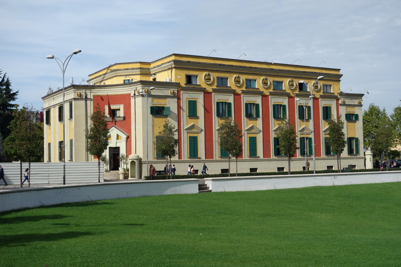 Regeringsbyggnad vid Skanderbeg Square i centrala Tirana.