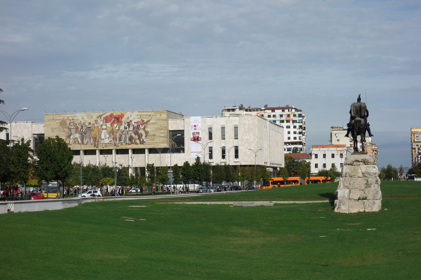 Till vänster i bild nationalhistoriska museet och till höger Skanderbeg-statyn, Skanderbeg Square i centrala Tirana.