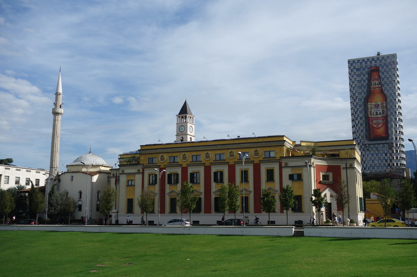 Moskén, stadshuset och del av klocktornet sett från Skanderbeg Square i centrala Tirana.