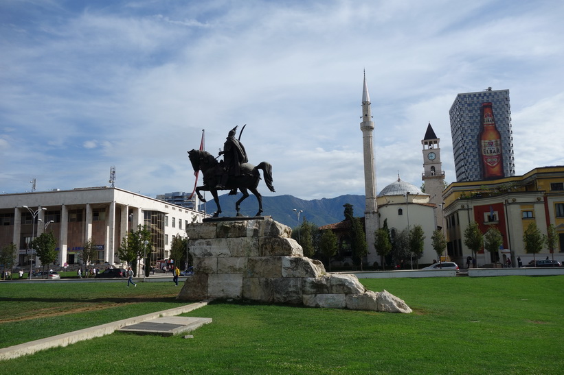 Skanderbeg-statyn på Skanderbeg Square i centrala Tirana.