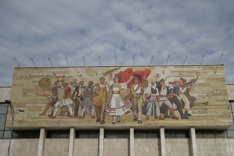 Konstverket som pryder fasaden på nationalhistoriska museet i Tirana.