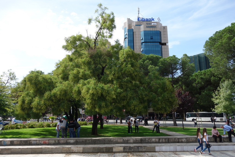 Parken vid Enver Hoxhas pyramid, Tirana.