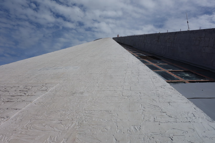 Lokala ungdomar som har klättrat upp på toppen av pyramiden, Tirana.