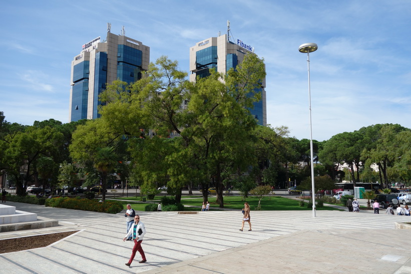 Parken vid Enver Hoxhas pyramid, Tirana.