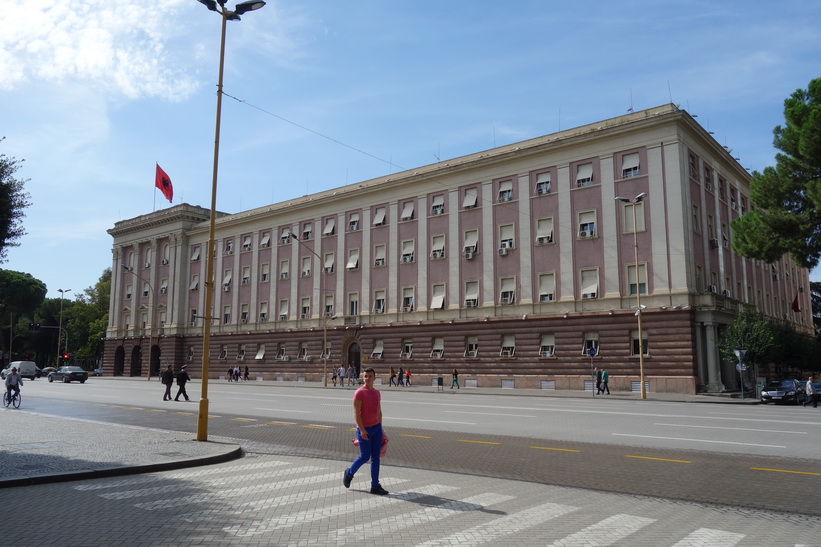 Regeringsbyggnad längs Dëshmorët e Kombit Boulevard, Tirana.