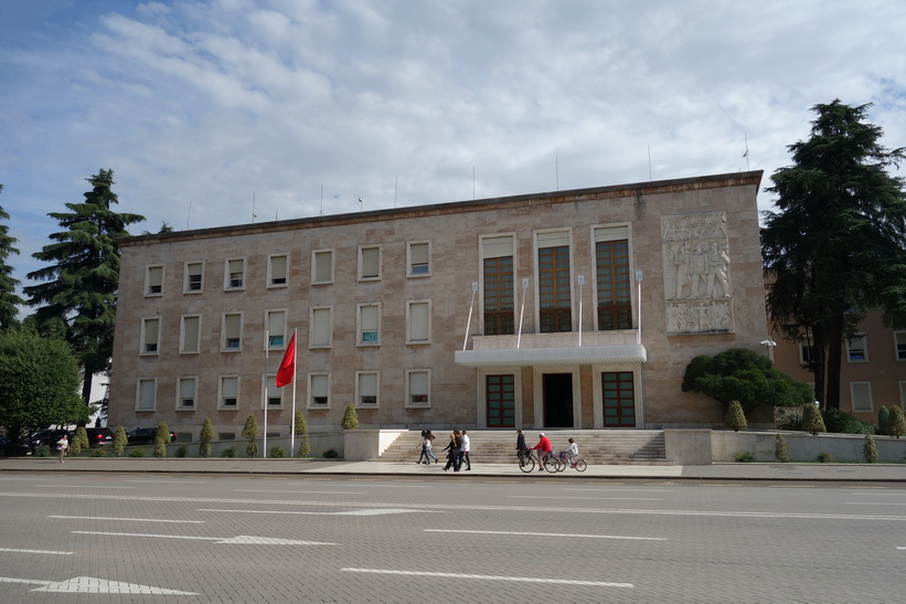 Regeringsbyggnad längs Dëshmorët e Kombit Boulevard, Tirana.