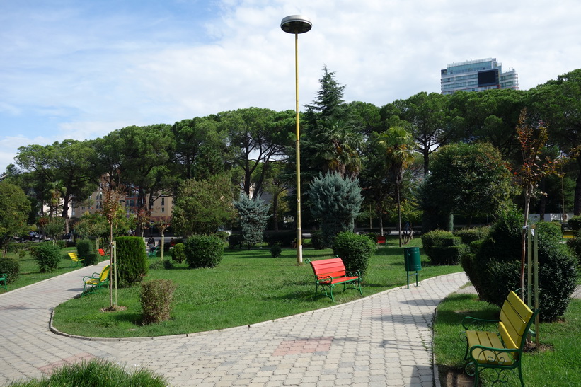 Parken vid Dëshmorët e Kombit Boulevard, Tirana.