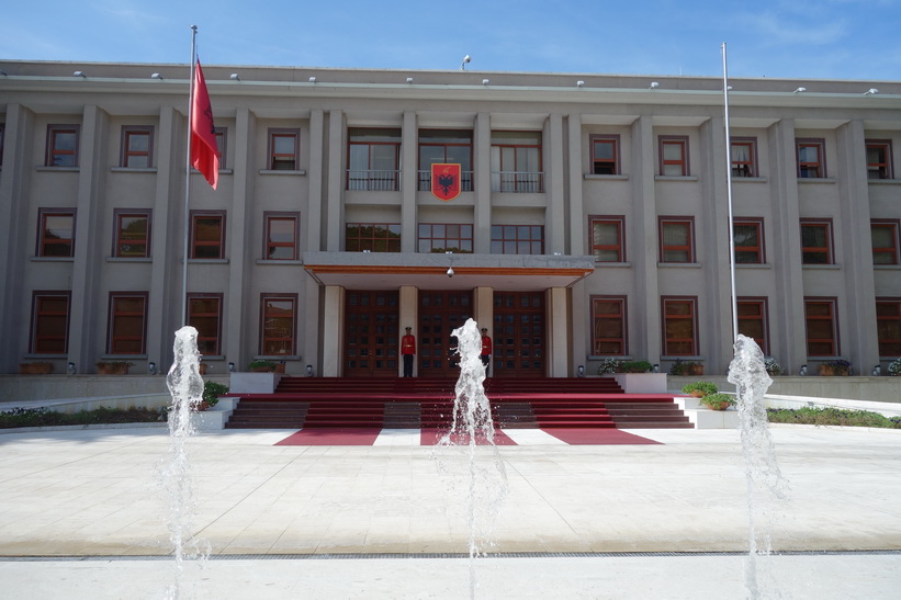 Presidentpalatset längs Dëshmorët e Kombit Boulevard, Tirana.