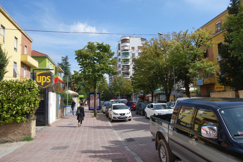 Gatuscen i stadsdelen Blloku i centrala Tirana. Hit hade vanliga albaner inte tillträde under kommunisttiden.