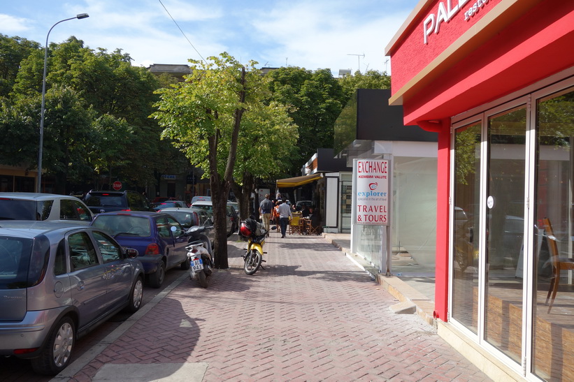 Gatuscen i stadsdelen Blloku i centrala Tirana. Hit hade vanliga albaner inte tillträde under kommunisttiden.
