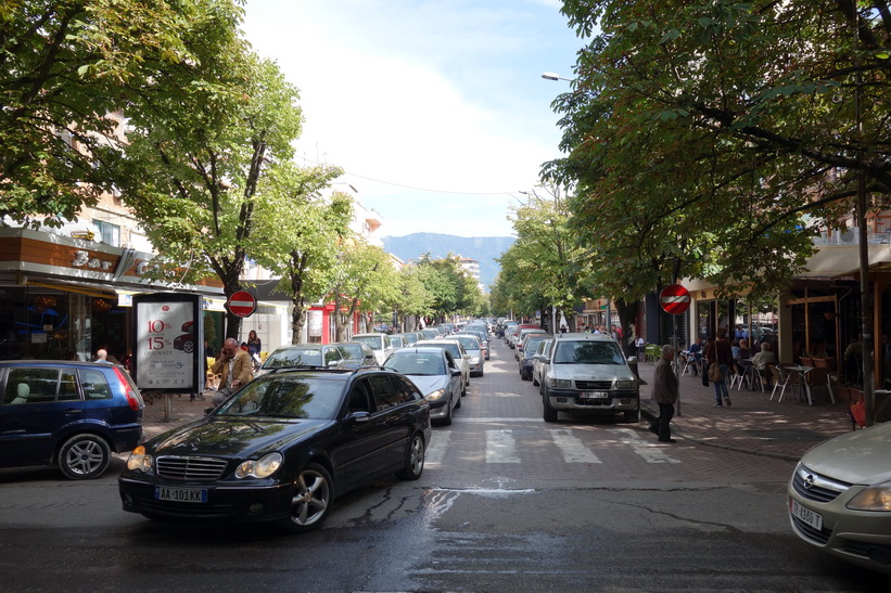 Gatuscen i stadsdelen Blloku i centrala Tirana. Hit hade vanliga albaner inte tillträde under kommunisttiden.