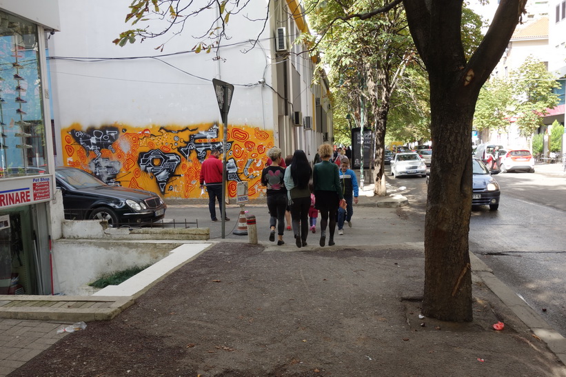 Gatuscen i stadsdelen Blloku i centrala Tirana. Hit hade vanliga albaner inte tillträde under kommunisttiden.