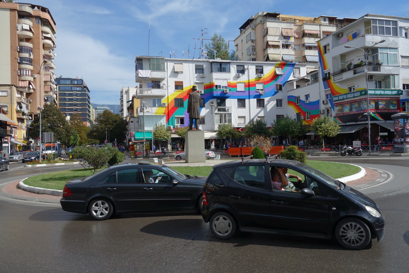 Rondellen som markerar ena hörnet av stadsdelen Blloku, Tirana.