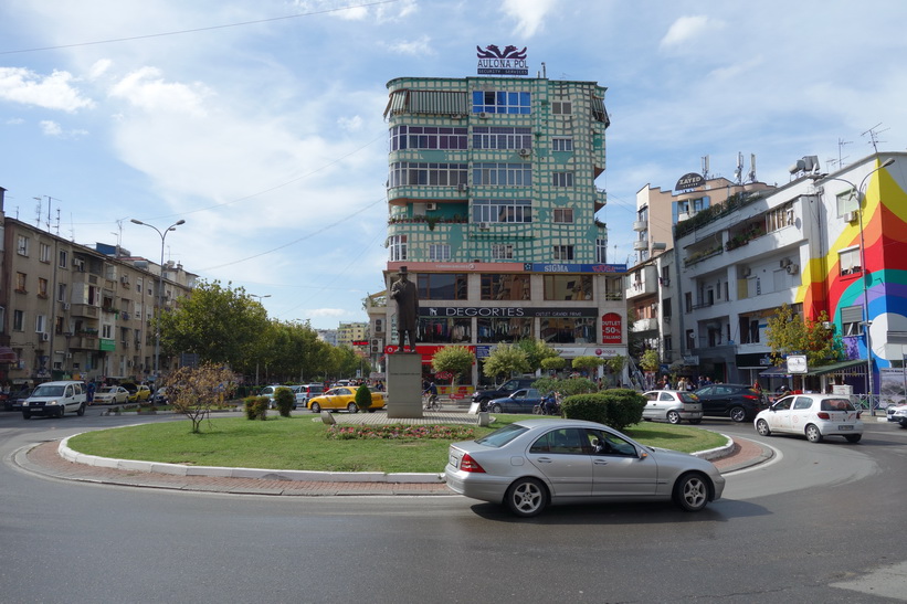 Rondellen som markerar ena hörnet av stadsdelen Blloku, Tirana.