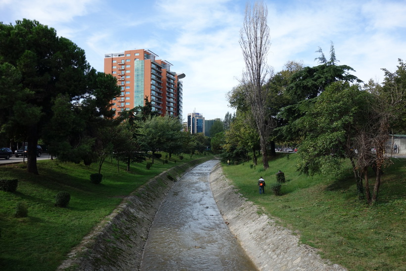 Lana River, Tirana. Enligt hörsägen är vattnet så förorenat att det inte finns några fiskar som kan leva i floden.