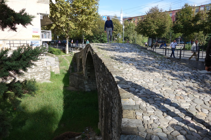 Den gamla stenbron i Tirana.