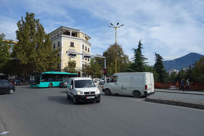 Gatuscen i centrala Tirana.